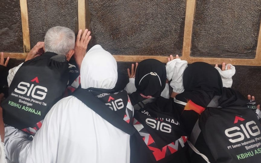 Mencium Ka'bah